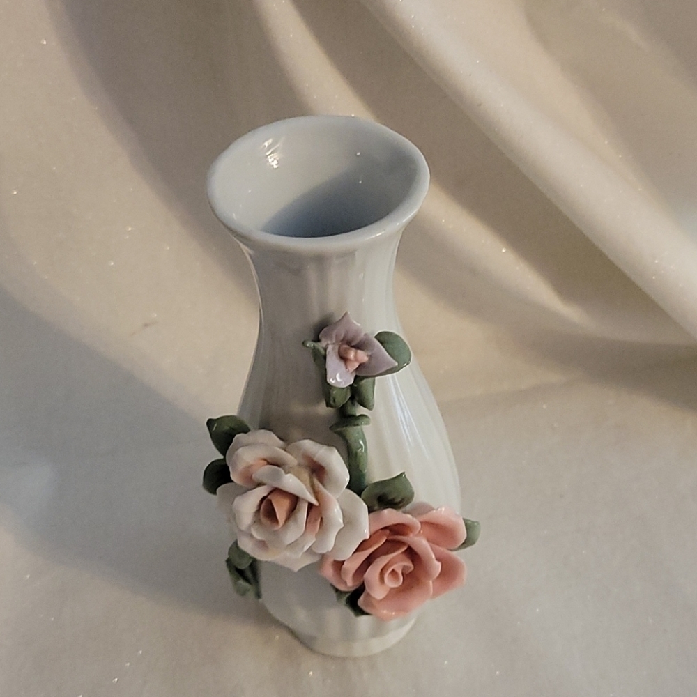 VTG 1960s-1970s Porcelain Raised Rose Bud Regency Shabby Chic Vase - Picture 3 of 5